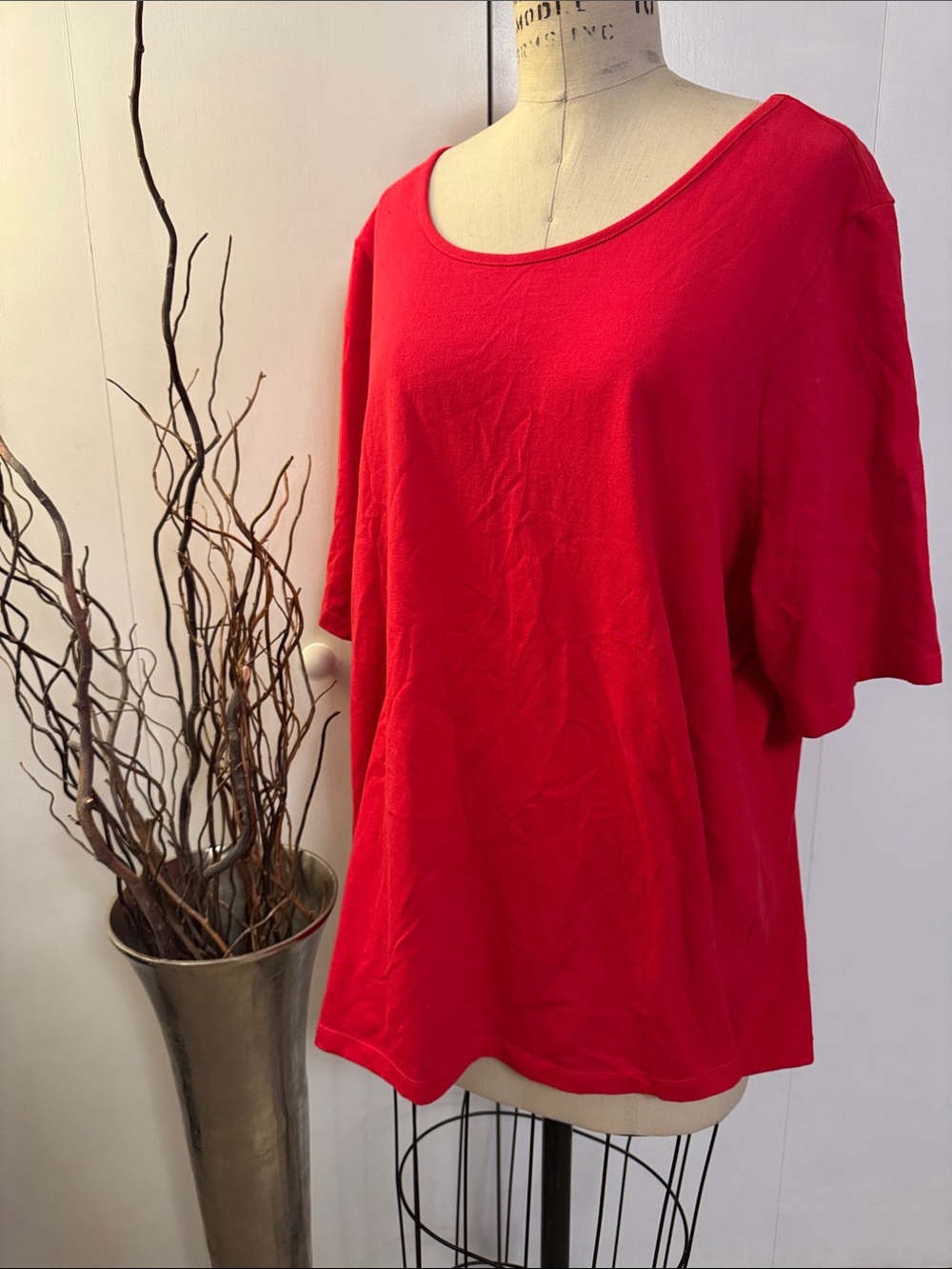 Women's Relaxed Scoop Neck Tee in Red